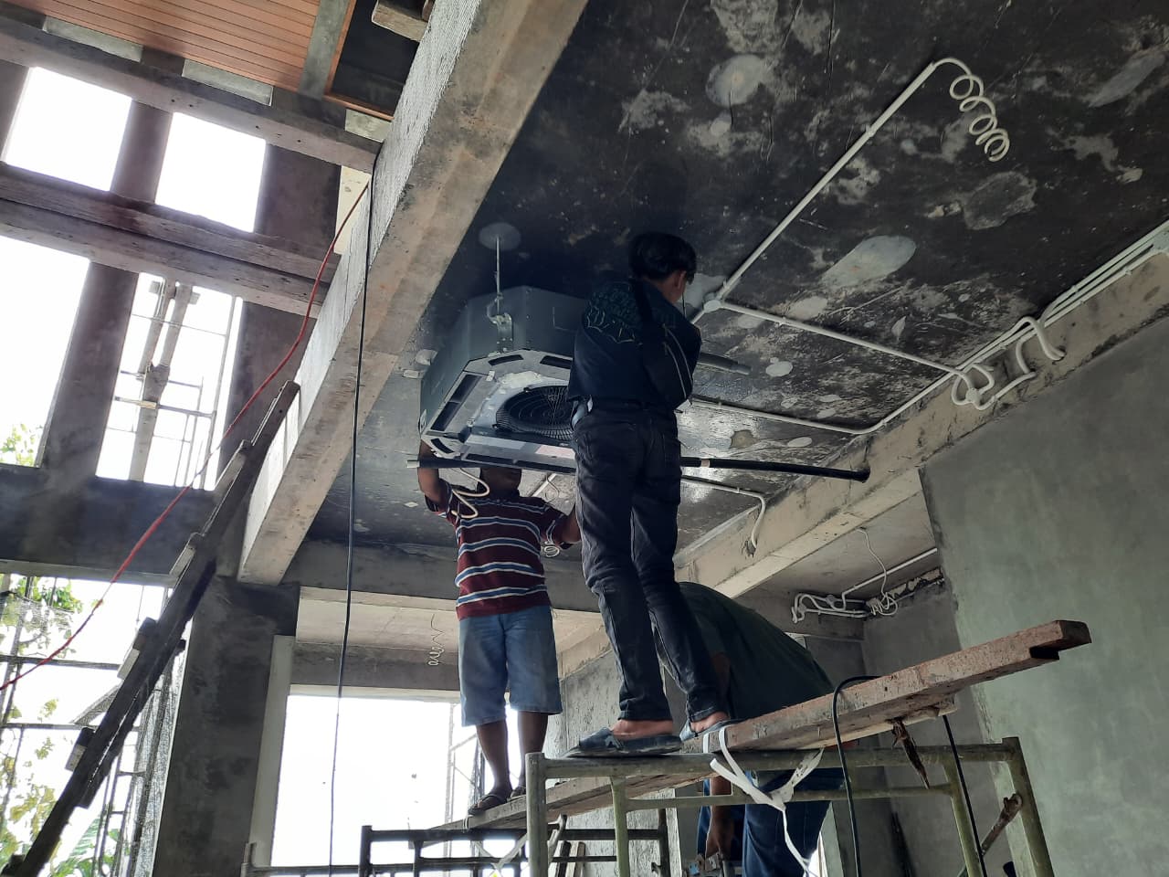 Unit AC cassette terpasang siap operasi